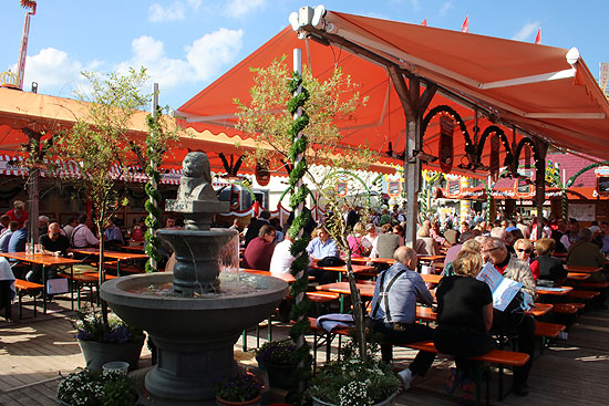 Münchner Weißbiergarten 2016 auf dem Oktoberfest (©Foto. Martin Schmitz)